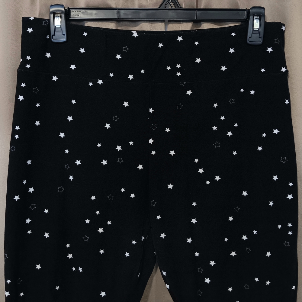 Terra & Sky Black Star Pattern Capri Leggings - Picture 2 of 9